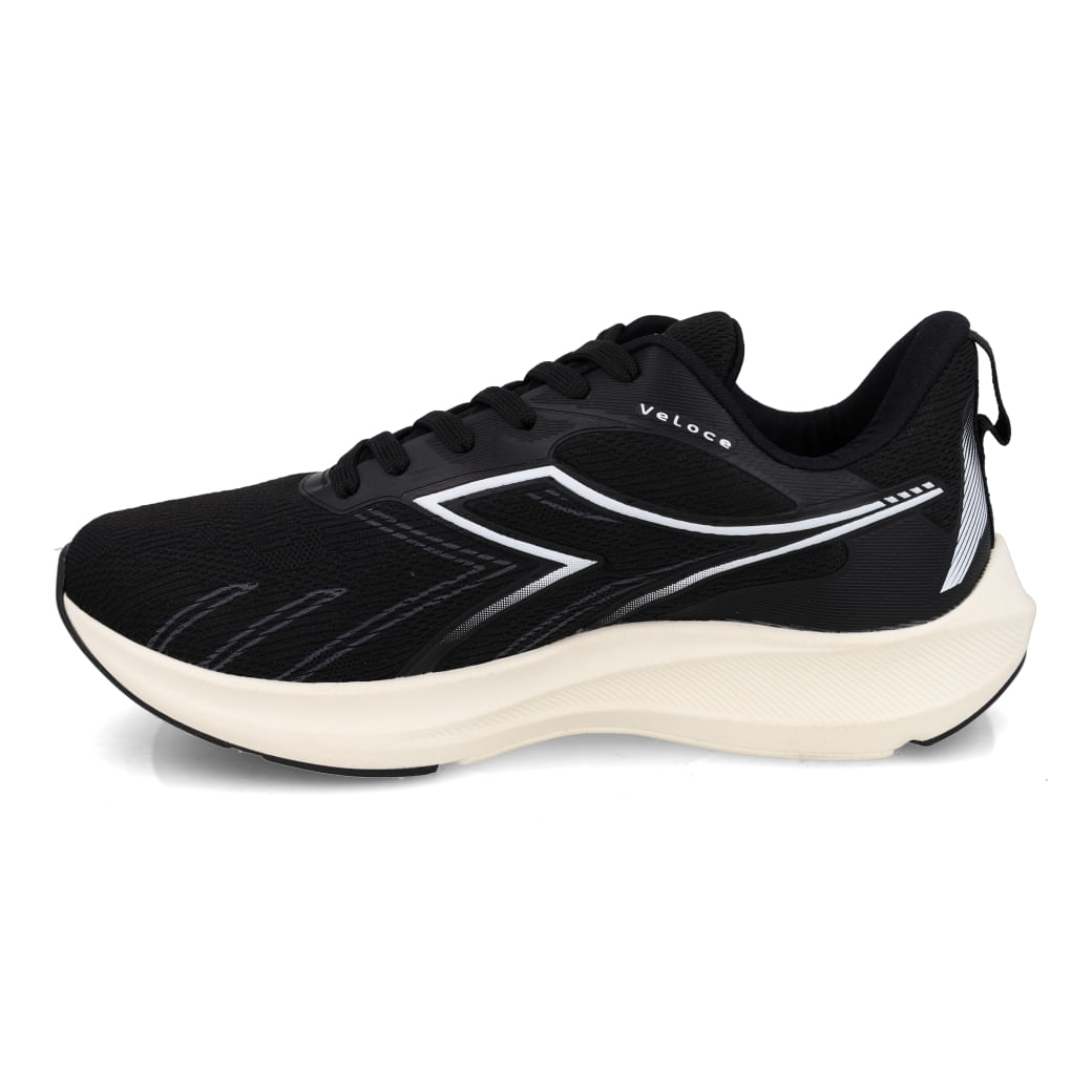 Vista lateral do tênis Diadora Veloce masculino preto com detalhes em branco e solado branco
